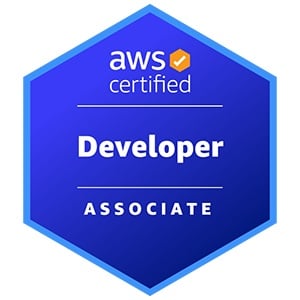 Selo de certificação AWS, em formato hexagonal e fundo azul. Em branco, no interior do selo, encontra-se o nome da certificação “AWS Certified Developer - Associate”.