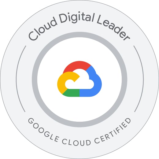 Selo de certificação Google Cloud para o nível “Foundational”, representado por dois círculos em diferentes tons de cinza, interior branco e com o logo da Google Cloud Platform centralizado. Na borda interna é exibida a descrição da certificação, onde se lê “Google Cloud Certified: Cloud Digital Leader”.