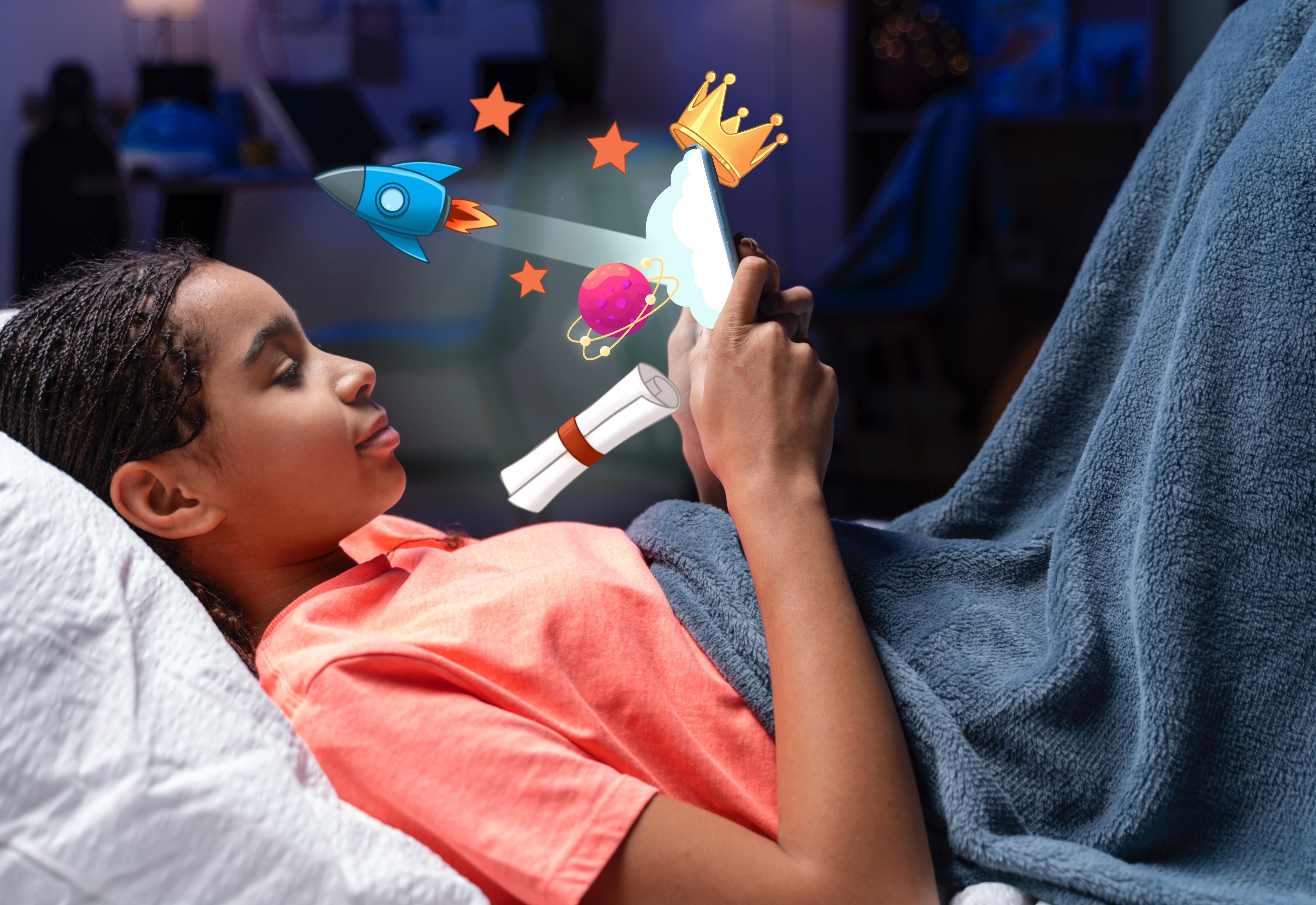Imagem de uma adolescente deitada, mexendo no celular enquanto há ilustrações de um foguete, estrelas, coroa, planeta e diploma saindo da teça do celular.