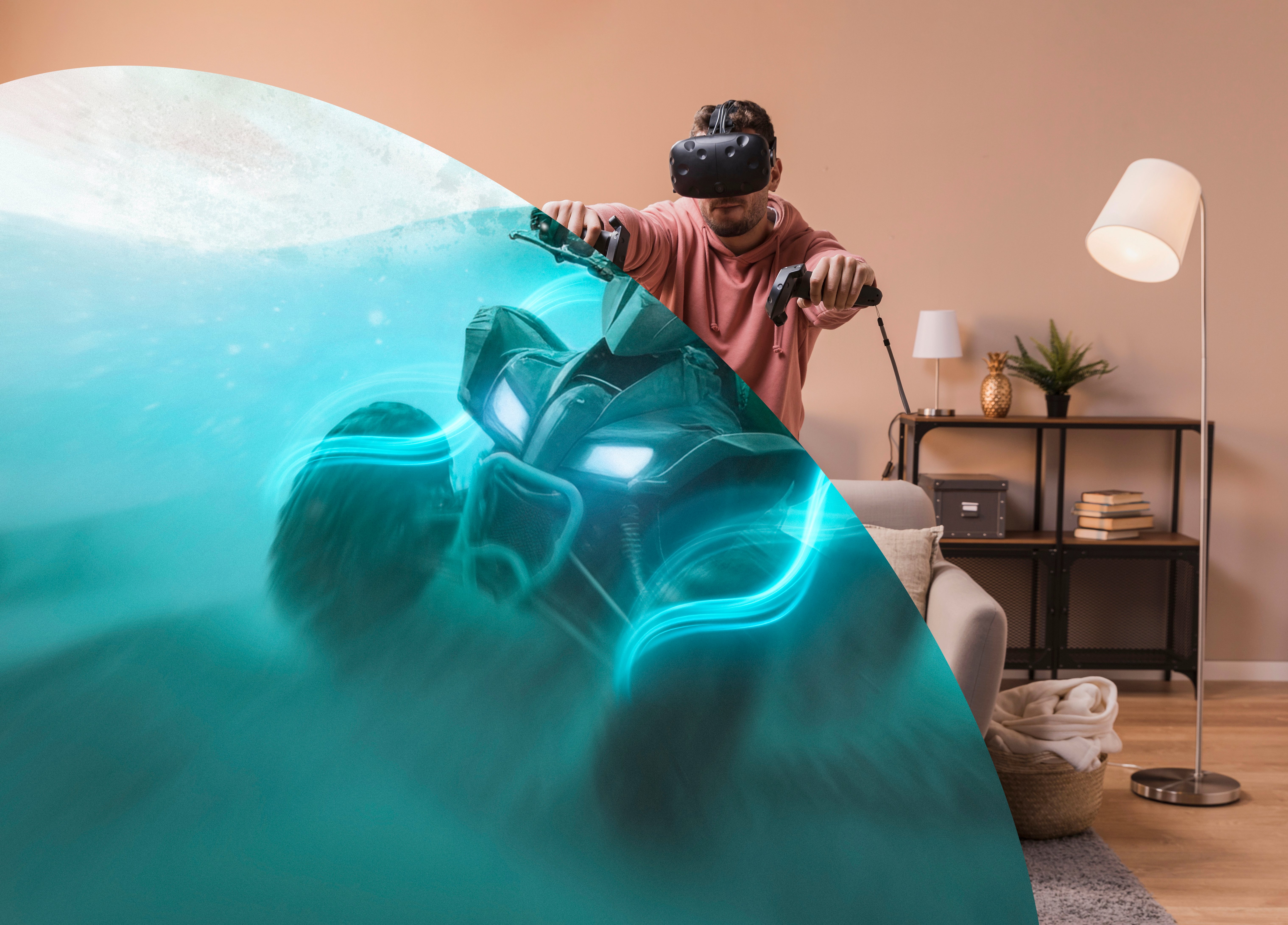 Imagem de um homem usando equipamento de Realidade Virtual, enquanto joga um jogo de corrida de quadriciclos, e sua sala de estar.