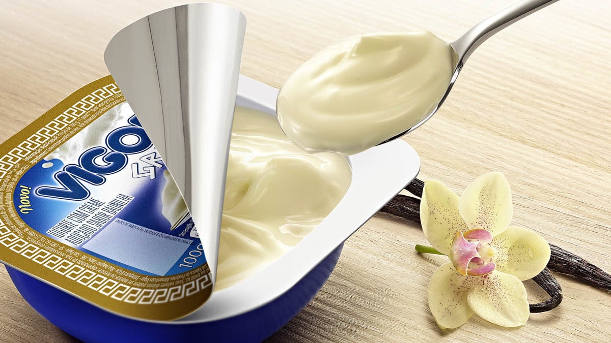 Manipulação de imagem no Photoshop de uma embalagem de iogurte aberta.