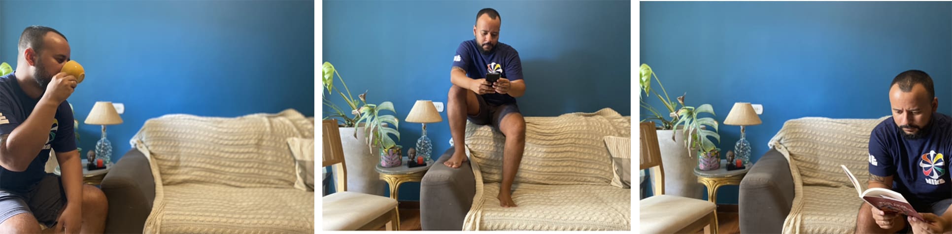 Três imagens de uma sala com uma parede azul. Foto 1 - homem sentado em uma cadeira do lado esquerdo tomando um café; 2- homem sentado em cima do sofá no meio vendo celular; 3- homem sentado no sofá do lado esquerdo lendo um livro.