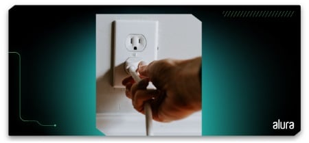 Representação visual de uma pessoa conectando um equipamento à tomada. O ambiente é composto por uma parede branca com um interruptor visível, destacando a ação prática de plugar o dispositivo.
