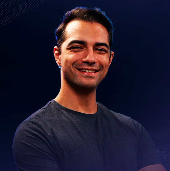 Imagem de Fabrício Carraro, Program Manager na Alura. Luciano está com uma camiseta azul e o fundo é um gradiente azul.