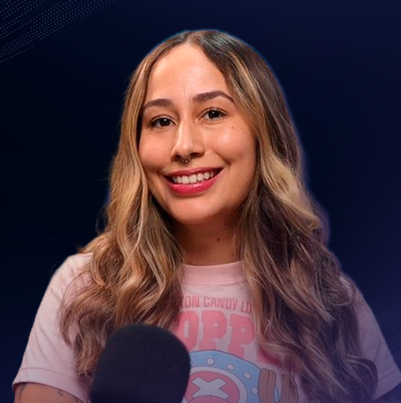 Foto de Valquíria Alencar, Instrutora de Data Science na Alura. Valquíria está com uma camiseta rosa e o fundo é um gradiente azul.