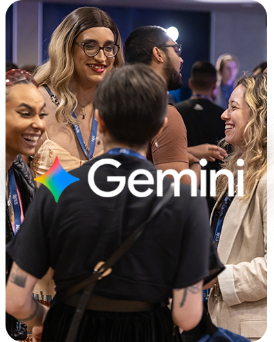 Grupo de pessoas conversando em um evento da Alura, com o logo do Gemini visível na frente da imagem. As pessoas estão sorrindo e interagindo em um ambiente descontraído