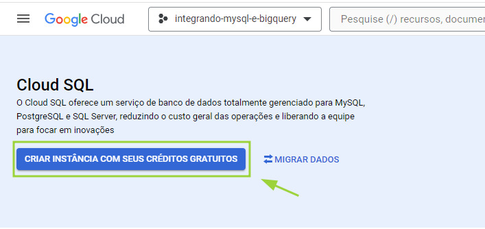 Captura de tela do Google Cloud. Há um texto de apresentação sobre o serviço de banco de dados totalmente gerenciado oferecido pelo Google Cloud, sendo para MySQL, PostgreSQL e SQL Server. O texto diz que o serviço reduz o custo geral das operações e libera a equipe para focar em inovações. Abaixo, há um botão para criar instância com os créditos gratuitos, e está destacado por um retângulo e uma seta. Ao lado, há também a opção de migrar dados.