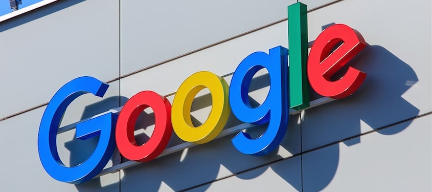 Na imagem aparece um letreiro colorido com a logo do Google.