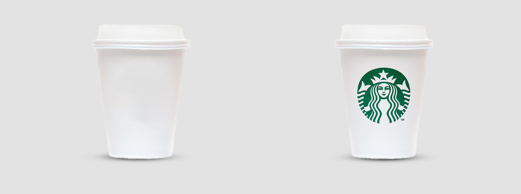 Na imagem é possível ver dois copos de café. O copo da esquerda é todo branco. No da direita é um copo branco com logotipo do Starbucks.