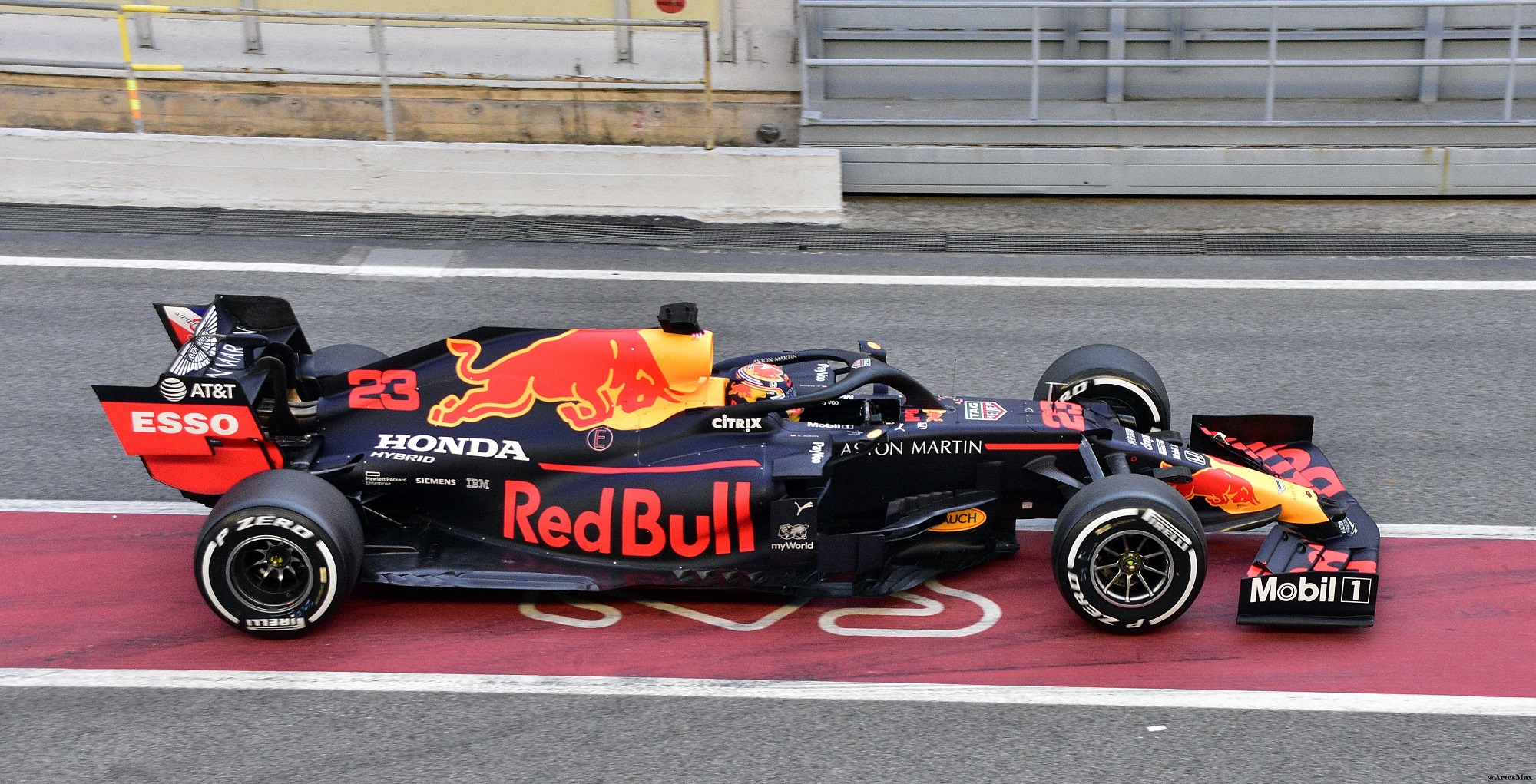 A imagem aparece um carro de fórmula 1 com adesivos da Red Bull.