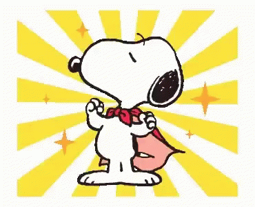 Personagem Snoopy usando uma capa de super herói vermelha, aparece pousando no chão e ergue os dois braços para cima com os cotovelos flexionados. Ao fundo surgem listras amarelas e estrelas que dão destaque ao personagem assim que ele ergue os braços.