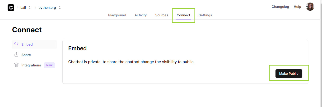 A tela mostra a área "Connect" na plataforma Chatbase. No menu superior, os abas "Playground", "Activity", "Sources", "Connect" e "Settings" estão visíveis. A aba "Connect" está selecionada. A seção "Embed" mostra que o chatbot está privado. Um botão "Make Public" está disponível para tornar o chatbot público.