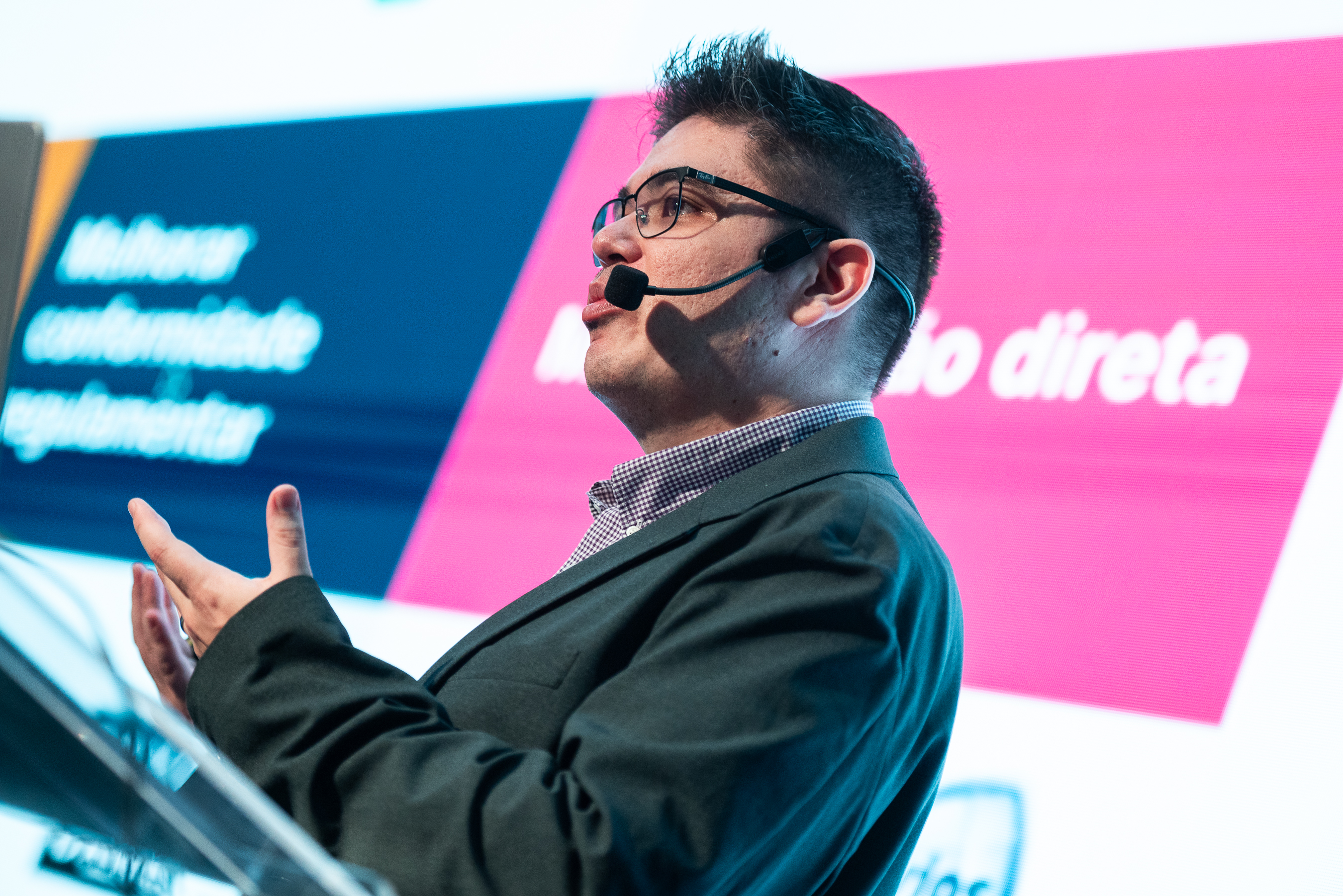 Na fotografia, Danilo está no palco do evento, com blazer preto