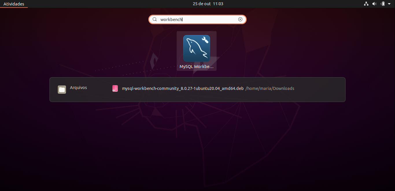 Tela de pesquisa dos aplicativos no Linux, com fundo de cor roxa. A palavra “workbench” é apresentada dentro da caixa de pesquisa e  logo abaixo é demonstrado o logotipo do MySQL. O logo tem o fundo na cor azul escuro e a forma de um golfinho e uma chave de boca destacada em branco.