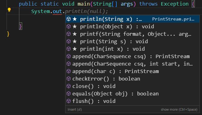 alt text: Imagem com fundo preto, mostrando o método main de uma classe Java, onde ao digitar System.out já aparecem algumas opções sugeridas pela extensão Intellicode, como println, printf e outras.