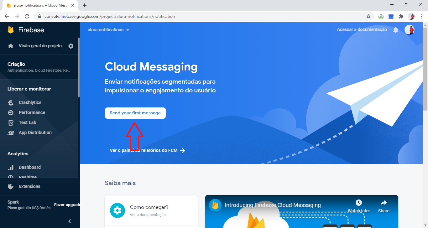 Tela do console de desenvolvedores Firebase exibindo um botão em inglês escrito “Enviar a sua primeira mensagem"