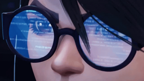 Close-up de uma pessoa com óculos, refletindo códigos de computador nas lentes.