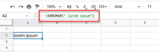 Página do Google Sheets mostrando, na parte superior, a fórmula =ARRUMAR(“ lorem ipsum”). Abaixo da fórmula é apresentada as colunas A, B, C, D e E, respectivamente, e as linhas 1, 2, 3, e 4. A célula A2 está destacada por um retângulo azul e apresenta as palavras lorem ipsum.