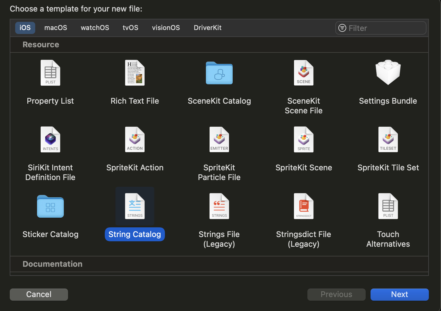 A imagem mostra uma tela de seleção de template para a criação de um novo arquivo em um projeto de desenvolvimento. As opções disponíveis incluem diversos tipos de arquivos, como Property List, Rich Text File, SceneKit Catalog, Settings Bundle, entre outros, com a opção "String Catalog" destacada.