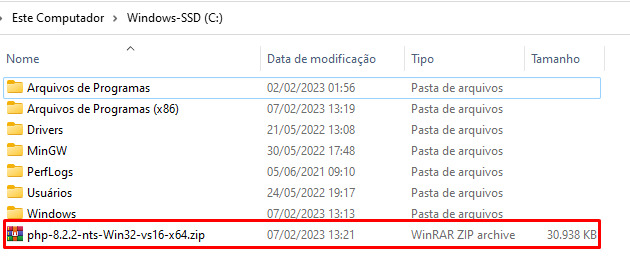 Imagem de um print de tela da página do Disco Local (C:), do Windows. Há uma lista de pastas e abaixo da última pasta há uma pasta compactada com o nome “php-8.2.2-nts-Win32-vs16-x64”, destacado em vermelho.