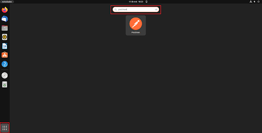 Imagem da tela de um computador com fundo preto, na lateral esquerda está a barra de tarefas com alguns aplicativos e o centro da imagem apresenta a barra de pesquisa do Linux, em destaque, com o nome Postman digitado. Logo abaixo disso, está o atalho do Postman.