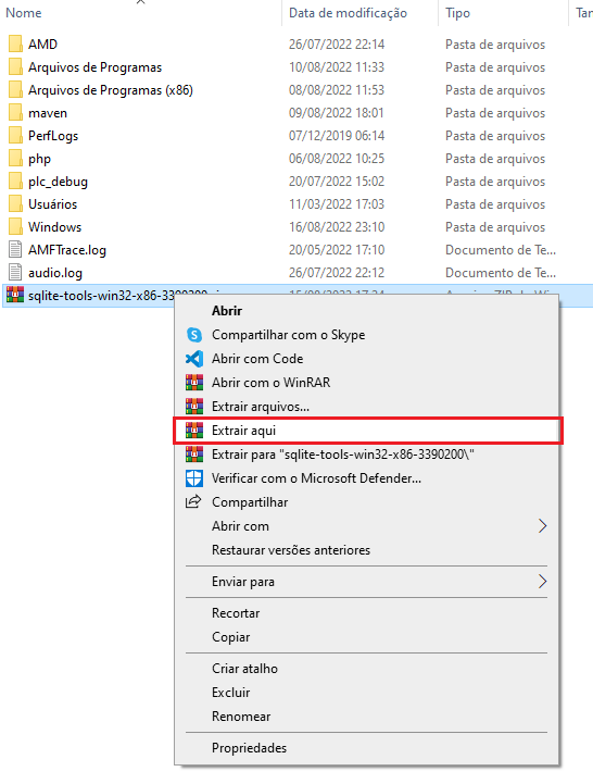 Imagem do gerenciador de arquivos do Windows, com fundo branco, na pasta raiz da unidade C. Na parte de baixo, temos o arquivo compactado do sqlite tools, e temos aberto a janela de opções do arquivo, com destaque para a opção de “Extrair aqui”.