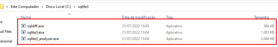 Imagem do gerenciador de arquivos do Windows, com fundo branco. À esquerda, temos alguns diretórios. Do centro até a direita, temos os arquivos executáveis do SQLite e suas informações principais. No topo, na barra de endereço, temos em destaque o caminho para o diretório do SQLite.