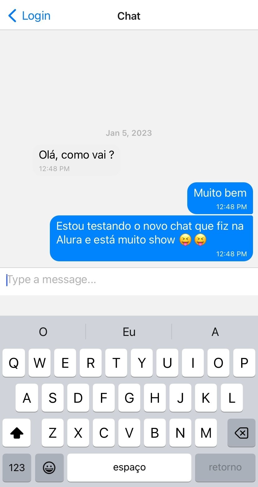 Tela de chat de um celular, na parte superior iremos ter  um botão de voltar junto com o texto “Login”, e no meio da tela está escrito “Chat”. Depois disso,no meio da tela existe a tela do chat, onde tem uma conversa que começa com “Olá, como vai? “ do lado esquerdo , abaixo  e no lado direito existe a resposta que é “Muito bem” e  “Estou testando o novo chat que fiz na Alura e está muito show”. Logo abaixo, na parte inferior, terá o teclado do dispositivo.