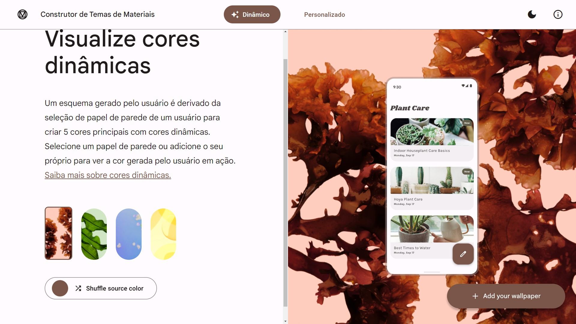 Tela que mostra a página inicial do site Material Builder. A página é dividida em duas partes; na direita, vemos um celular sobre uma imagem de folhas secas em tons de marrom, e o aplicativo aberto no celular possui as cores da imagem de fundo aplicada. Abaixo do celular, há um botão marrom para adicionar um wallpaper. No lado esquerdo da página, é possível ler o título “Visualize cores dinâmicas” e, abaixo dele, um texto que indica para tocar em uma das outras imagens mais abaixo do texto ou adicionar sua própria imagem, para “ver a cor gerada em ação”. Também é dito que cinco cores principais são geradas como cores dinâmicas a partir desta ação.