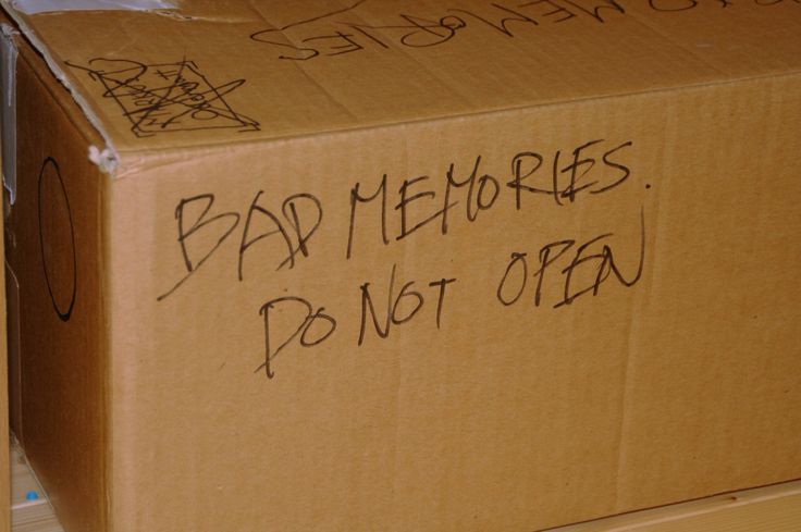 Imagem de uma caixa de papelão com a descrição “Memórias ruins. Não abra”, em inglês.