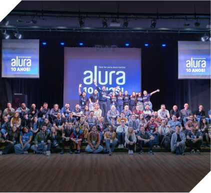 Foto com várias pessoas comemorando os 10 anos da Alura