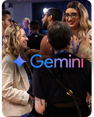 Grupo de pessoas conversando em um evento da Alura, com o logo do Gemini visível na frente da imagem. As pessoas estão sorrindo e interagindo em um ambiente descontraído