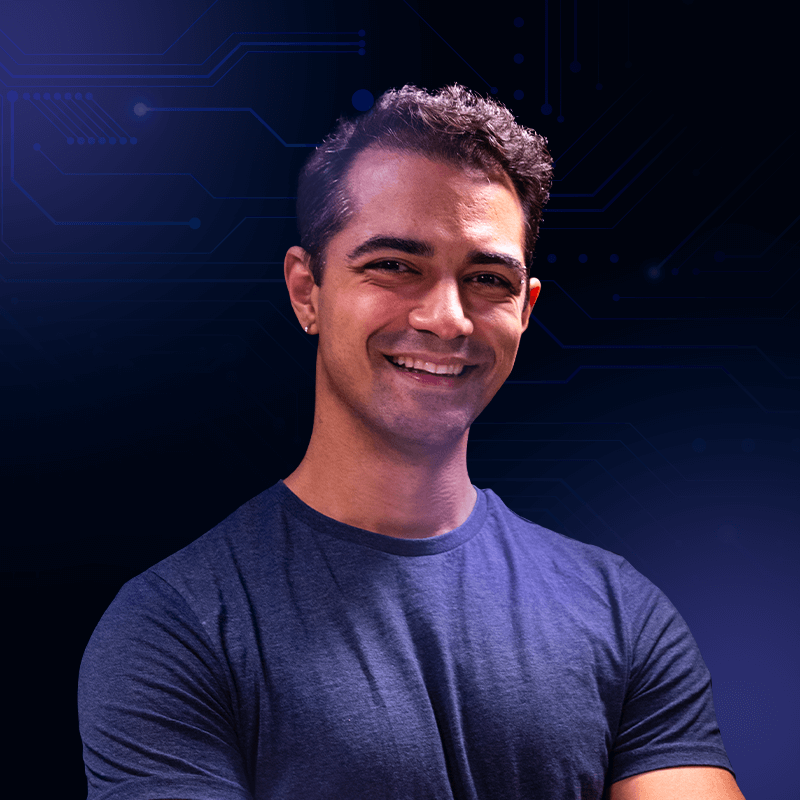 Foto de perfil de Fabricio Carraro, instrutor na Imersão IA e Program Manager da Alura, exibindo um sorriso e vestindo uma camiseta azul. O fundo é roxo com elementos gráficos que remetem à tecnologia.