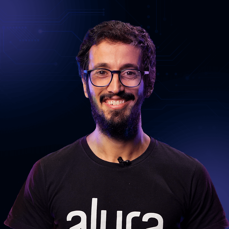 Foto de perfil de Paulo Silveira, co-fundador e CEO da Alura. É bacharel em Ciência da Computação e mestre pela USP em Geometria Computacional. Paulo está com uma camiseta preta com o escrito “Alura” no centro, o fundo é roxo com elementos gráficos que remetem à tecnologia.