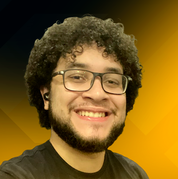 Imagem de Richart Lima, instrutor na Alura, professor e desenvolvedor de jogos. Richart está com uma camisa preta, usa óculos com armação preta e o fundo é um gradiente amarelo.