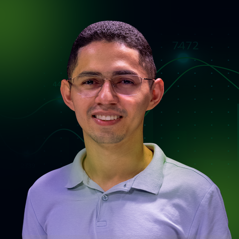 Foto de perfil de David Camurça, Analista de Dados na Bemol, formado em Engenharia de Software pela FUCAPI e MBA em Inteligência Artificial e Big Data pelo ICMC USP, com fundo verde e elementos gráficos sutis. David é um homem com óculos de armação clara, cabelo curto preto e está vestindo uma camisa polo cinza claro.