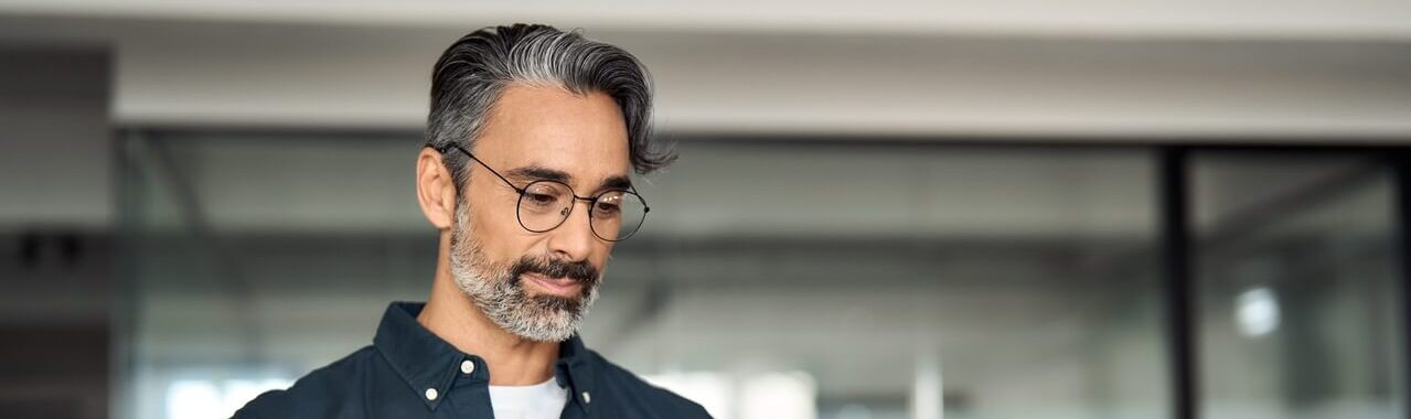 homem branco em ambiente de trabalho com um tablet em mãos representando um CTO