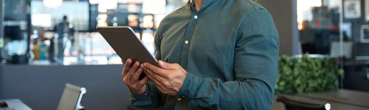 homem segurando um tablet representando especialista em IA