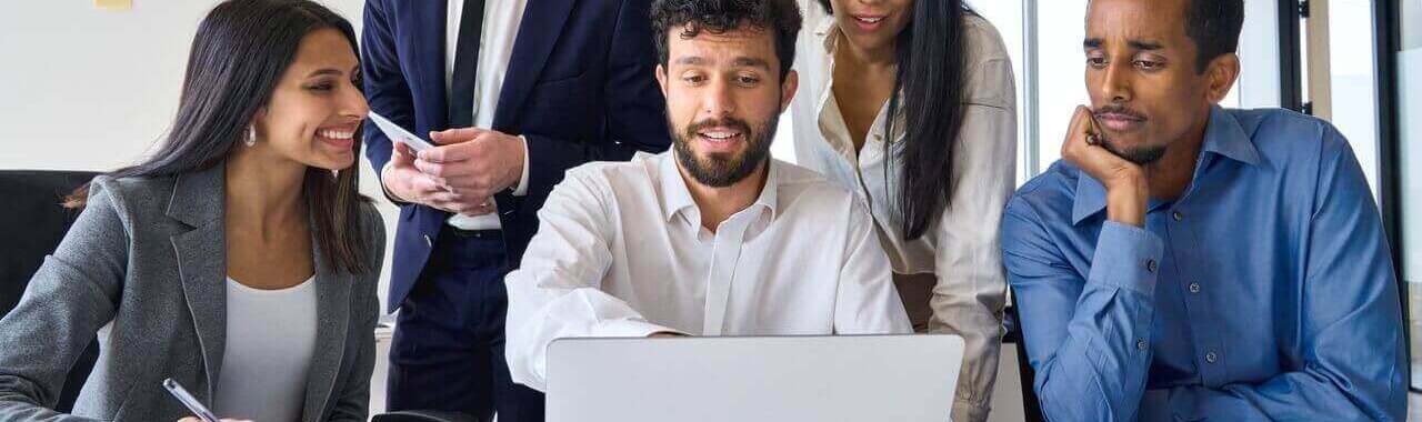 grupos de pessoas em torno de um computador representando a IA para todo