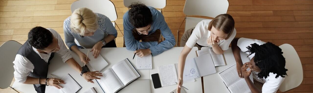 pessoas estudando em uma mesa