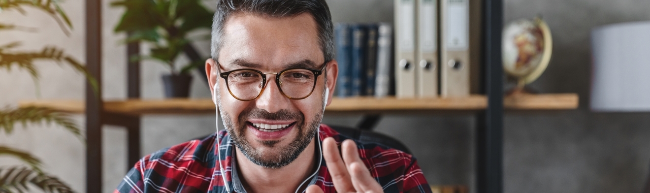 homem sorrindo ao participar de um onboarding digital