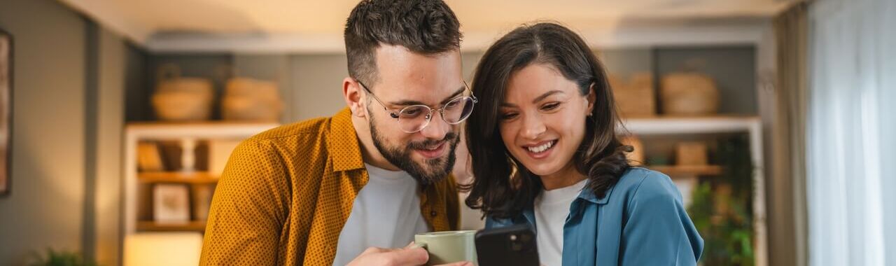 homem e mulher olhando para o celular