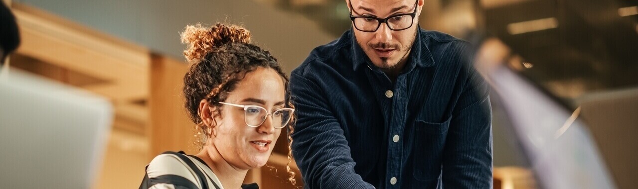 um homem e uma mulher em ambiente corporativo representando o slow work