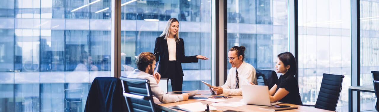 time reunido em sala, com liderança em pé